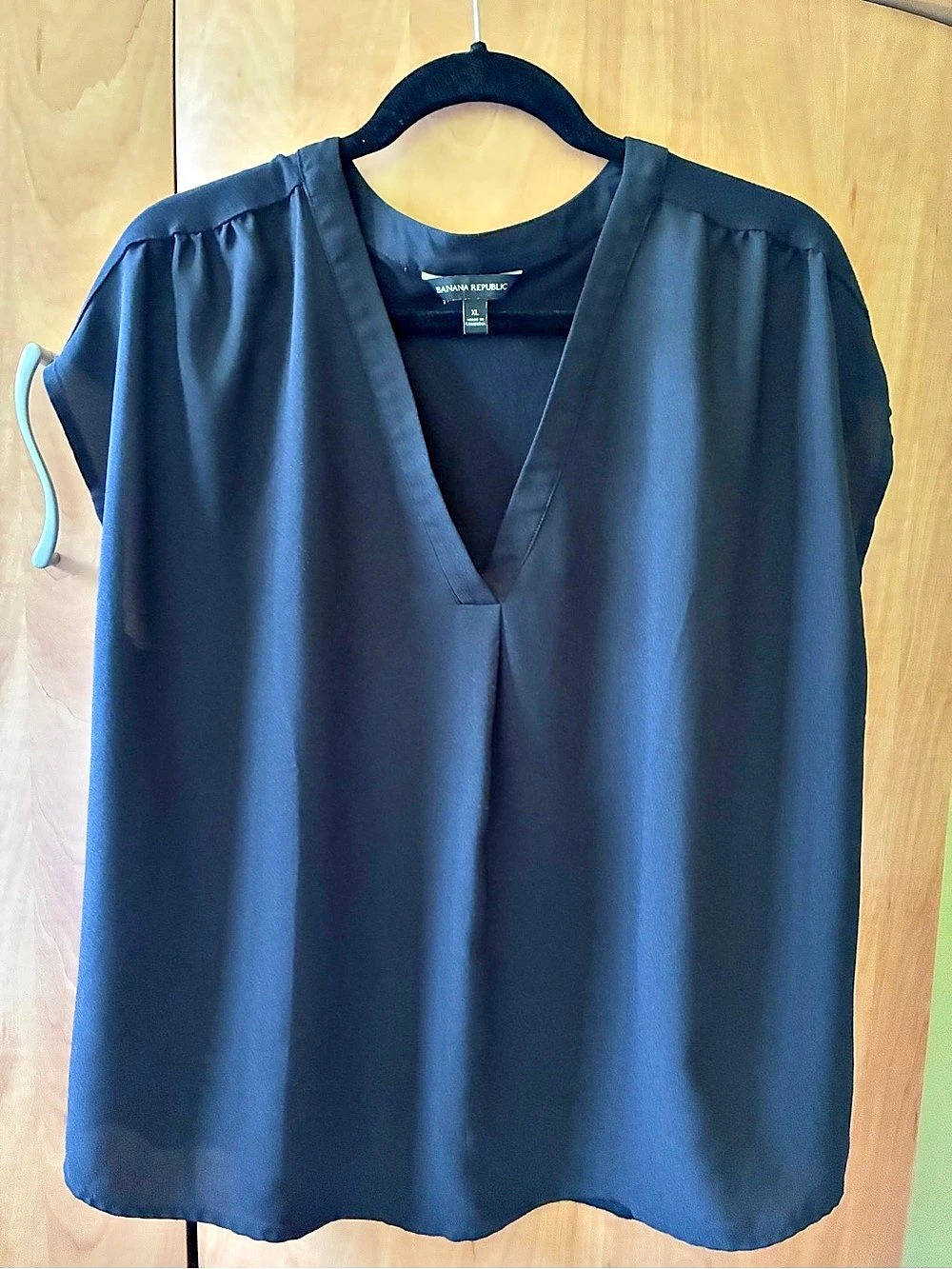 Banana Republic Mixed Media V-Neck Pleated Blouse Black XL Like New